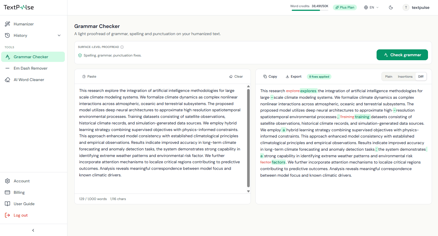 El Corrector gramatical después de una ejecución: la vista Diff marca cada corrección de ortografía, gramática y puntuación en rojo y verde, con una insignia de '8 fixes applied' sobre el texto corregido.