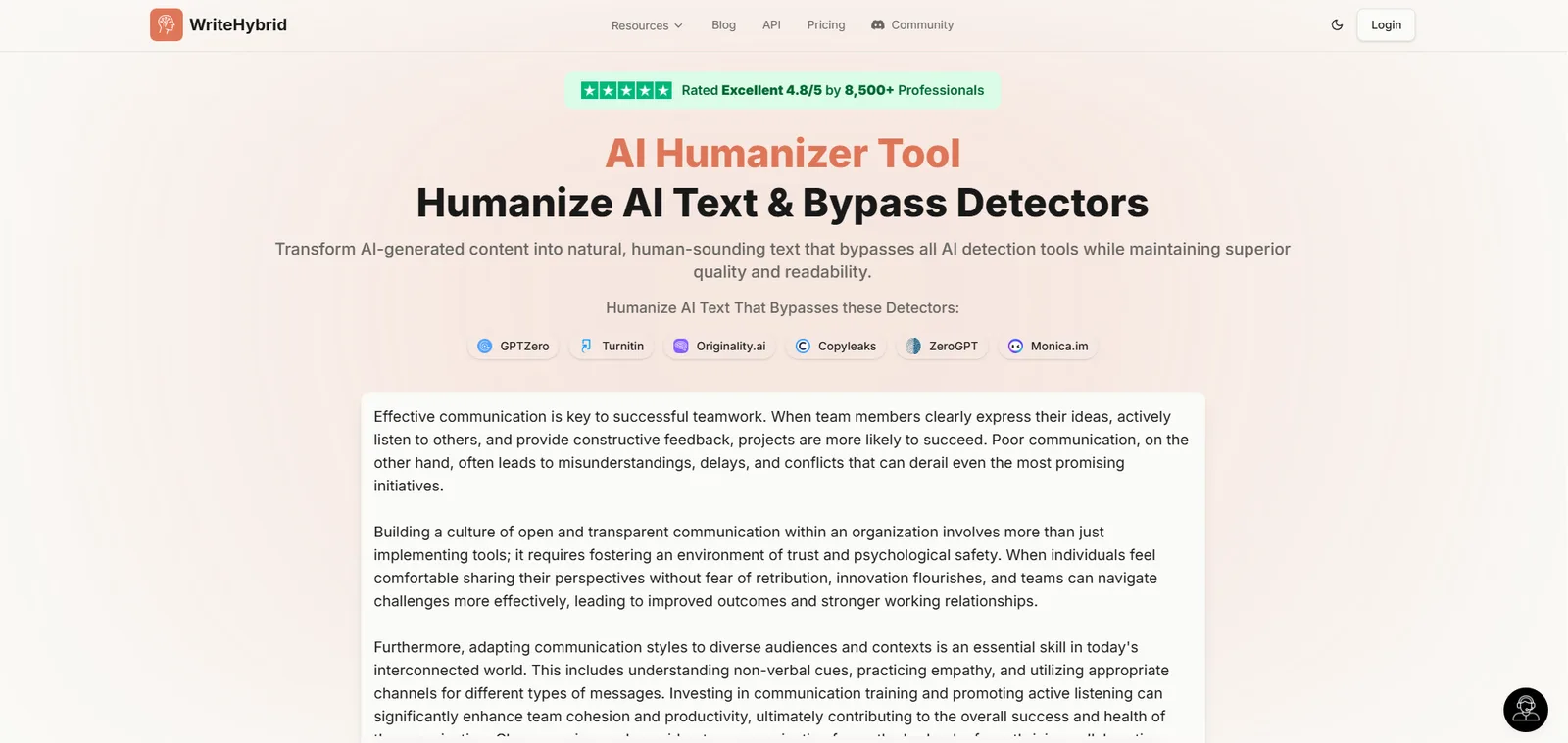 شاشة humanizer في WriteHybrid مع مسودة ملصقة في لوحة الإدخال والنسخة المعاد صياغتها إلى جانبها، فوق حصة الكلمات الشهرية للخطة الحالية